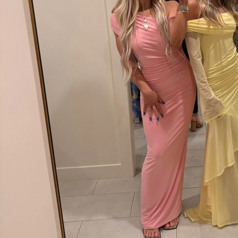 Twist strap off the shoulder pink maxi dress - Picture 2 of 6